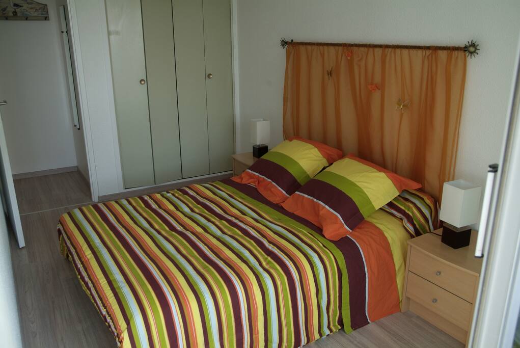Chambre donnant sur le balcon