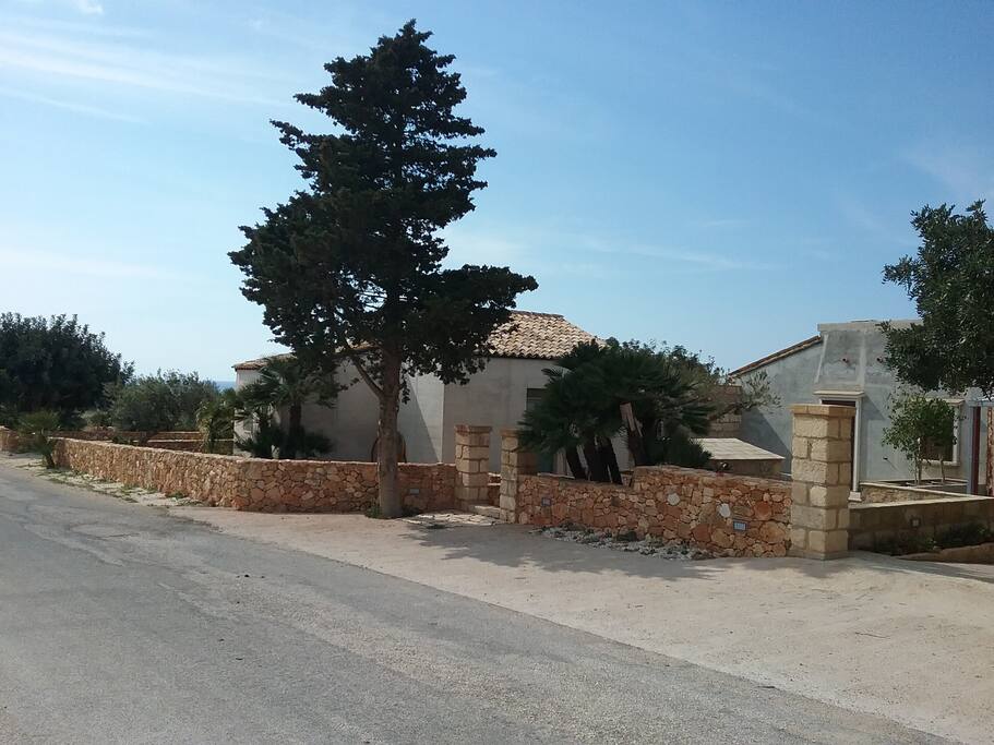 Accesso anteriore al casale