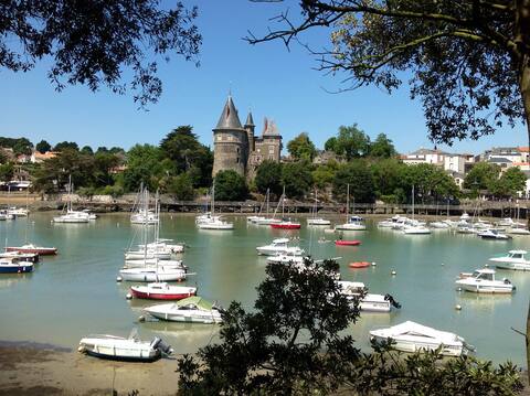 Annonce Airbnb populaire: Pornic center, pleasant studio with balcony for 2 people. à Pornic