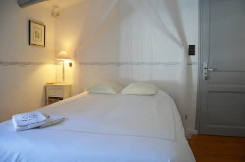 Private room in villa with breakfast