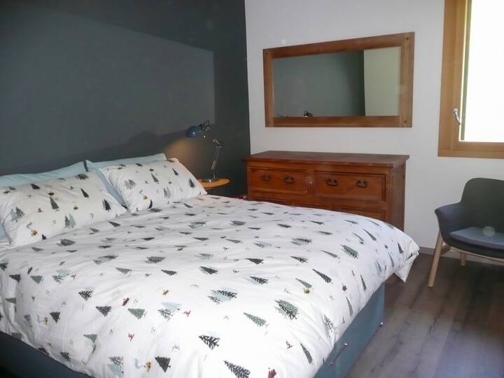 Მთავარი საძინებელი ორადგილიანი საწოლით ან საჭიროების შემთხვევაში შესაძლებელია მისი 2 ერთადგილიანი საწოლის განთავსება.