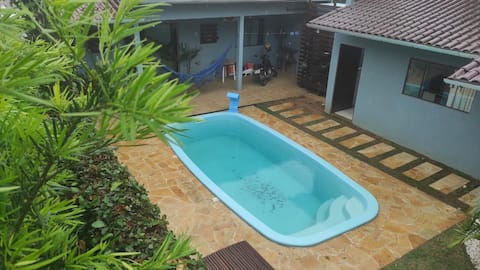 casa agradável com piscina e lareira