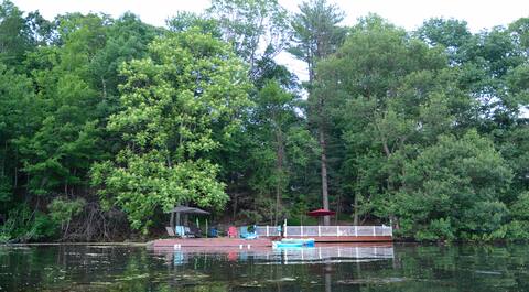 3Acre LakeParadise SwimmingPool & Jacuzzi HotTub!