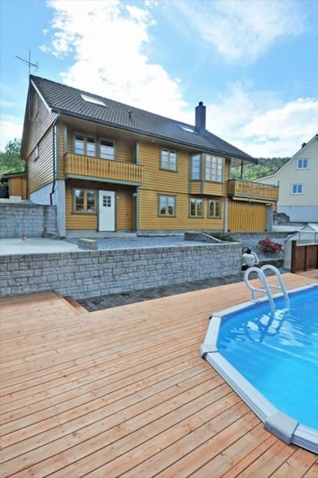 vom Pool auf die Wohnung (unten, weiße Eingangstür,) from the pool
