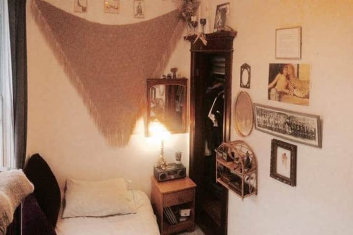Sunny nest in a rustic bohemian Mile-end flat
