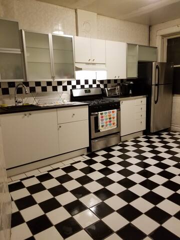 Two units in One! Location! Noble Square gallery image 5