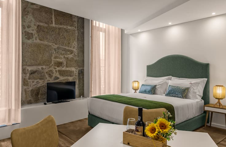 Three Bedroom Apartment with Back and River View