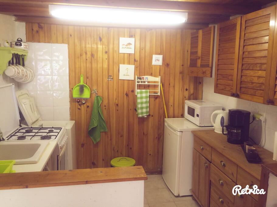 Une cuisine équipée: lave vaisselle, lave linge, plaque de cuisson, four, réfrigérateur, micro ondes, cafetière....