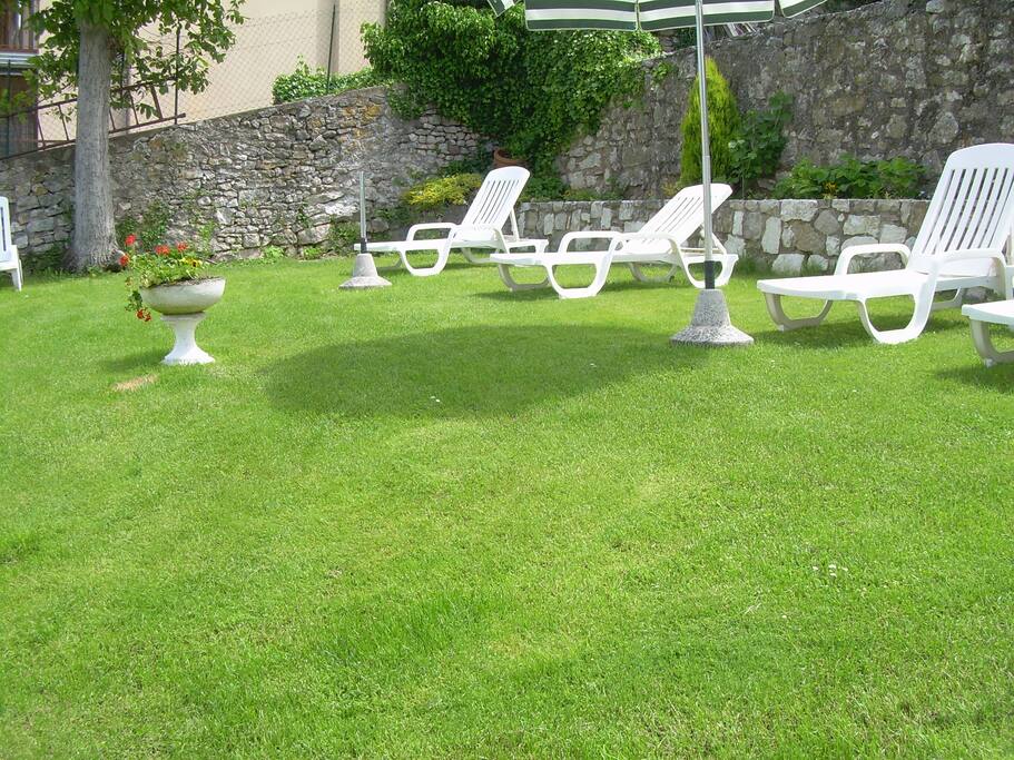 Giardino con sdrai ed ombrelloni