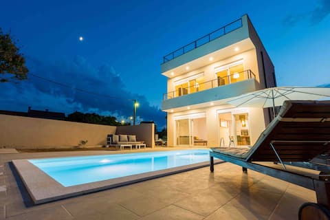 Villa Lele-peace, mountain & sea view, heated pool