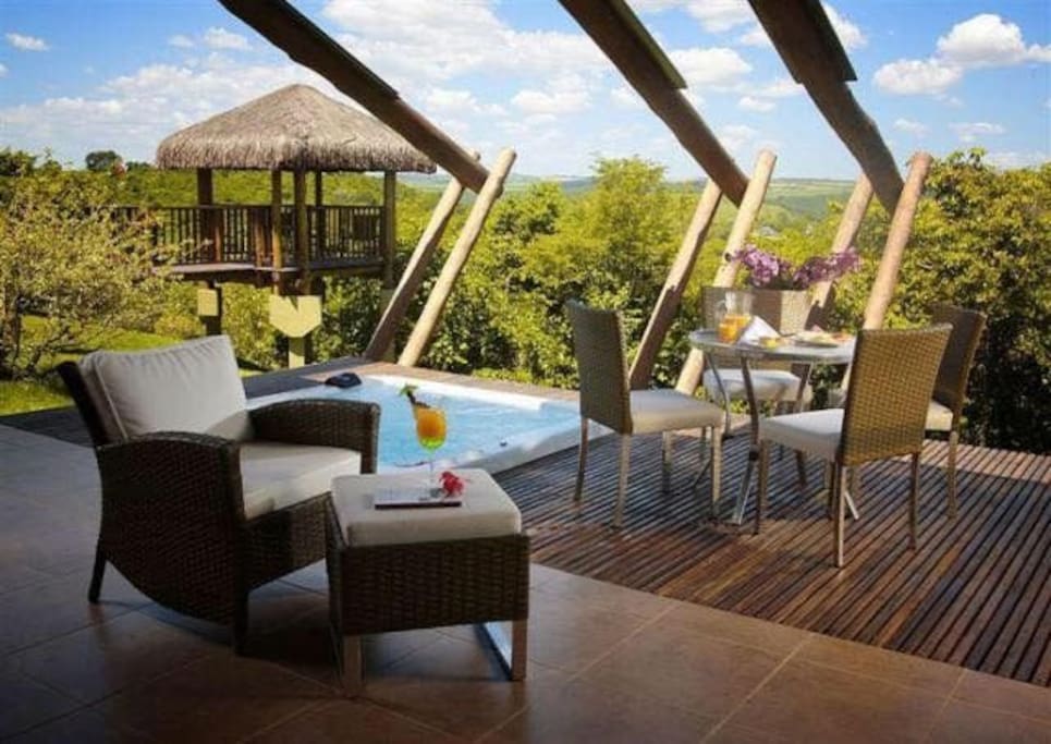 Deck na parte de trás da casa, com jacuzzi...