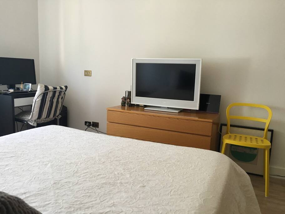 Tv,pc,bedroom