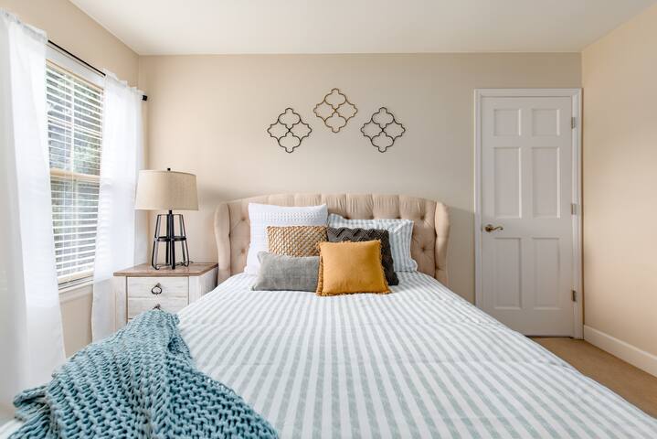 Newly remodeled, private bath, private bedroom