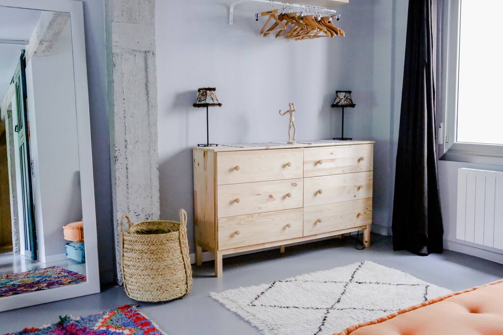 Perchero y cómoda de la habitación principal