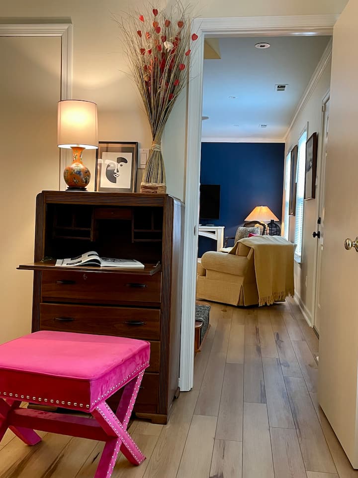 Vue de la chambre bonus au salon. Entrée principale à droite.