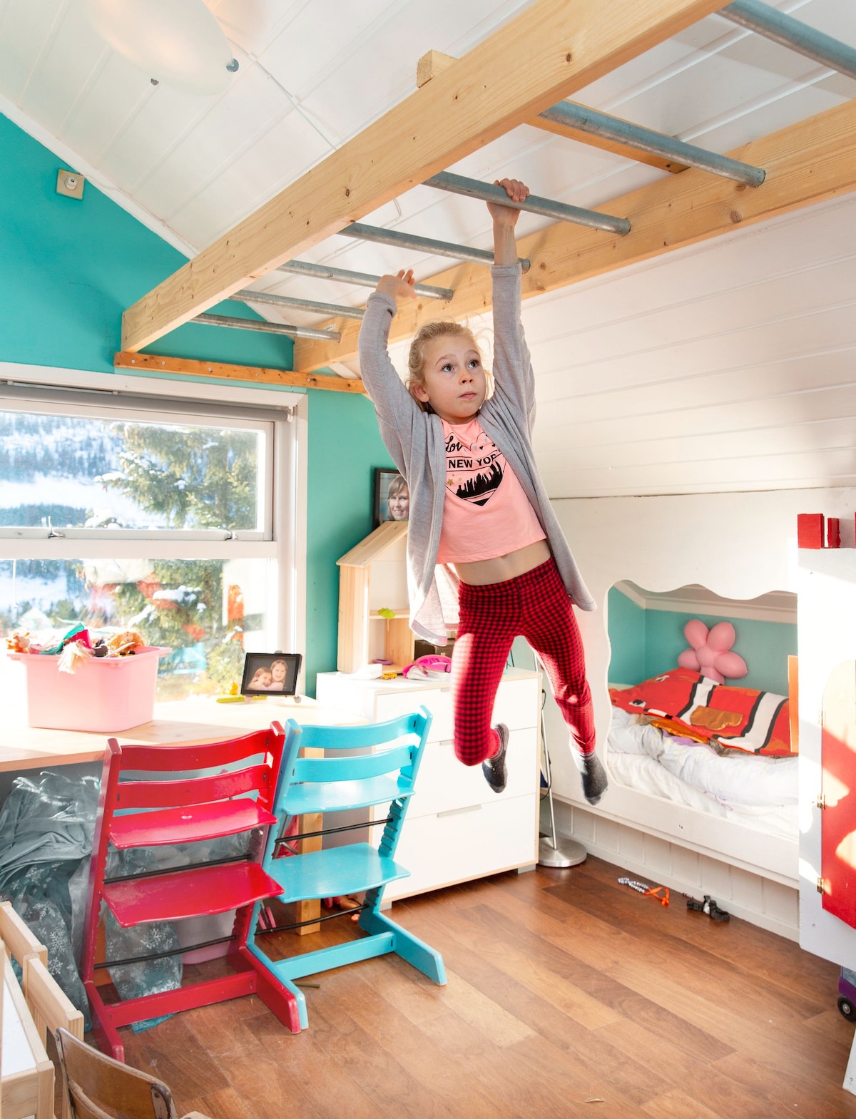 Бар за мајмуни со 10 барови поставен за да ги задржи мајмуните.