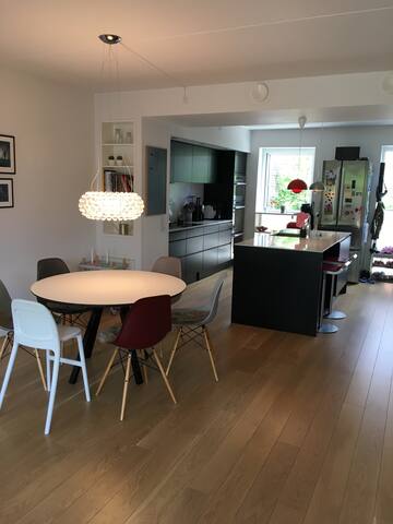 Family friendly modern townhouse gallery image 3