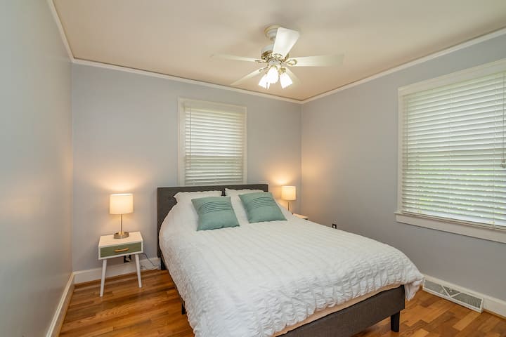 Ჩვენ ბევრს ვმუშაობთ, რომ სტუმრებმა შესანიშნავად იმოგზაურონ. თუ რაიმე გაინტერესებთ, შეგვატყობინეთ, რაც თქვენს სტუმრობას კიდევ უფრო სასიამოვნოს გახდის. 