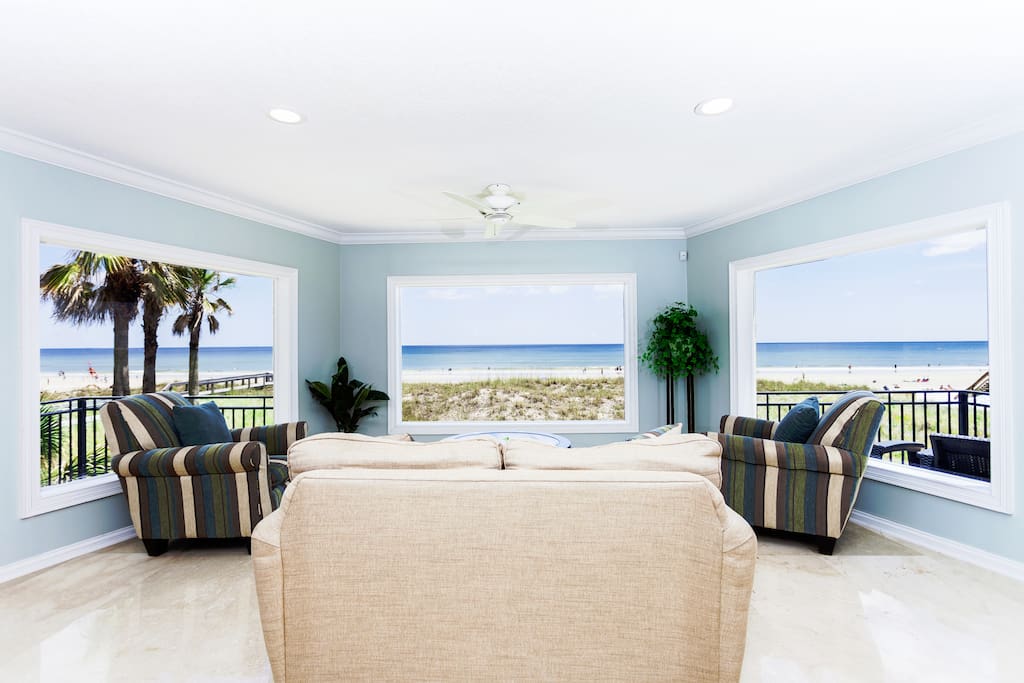 Multi-million dollar views - Thanks to the massive a bowed alcove with 3 long windows providing a panoramic view of the ocean windows, you’re never out of sight of the ocean in here!