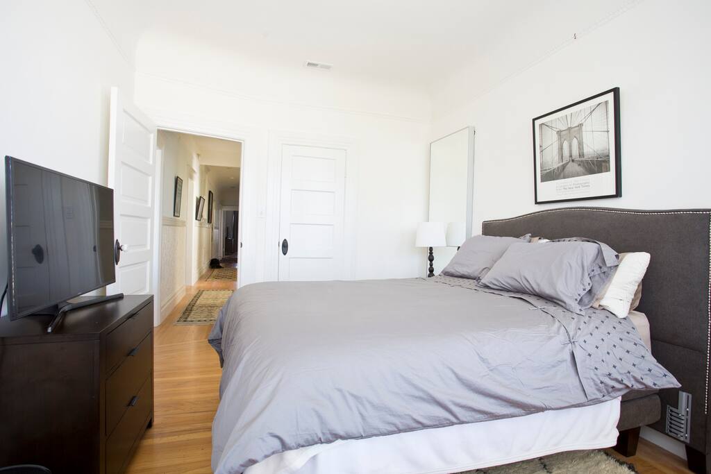 Queen bedroom at the back of the apartment