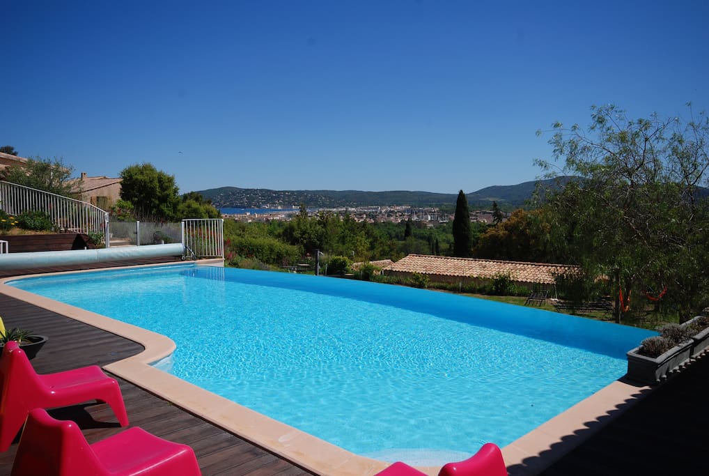 Grande piscine à débordement avec vue sur Port-Grimaud