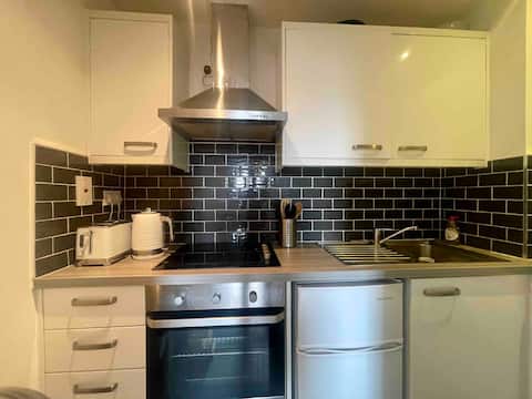 Top performing Airbnb: Elegant "Half Penny Bridge" Apartment in North City Centre