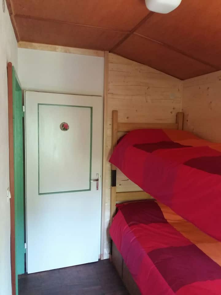 o quarto rosa dos Alpes com beliches