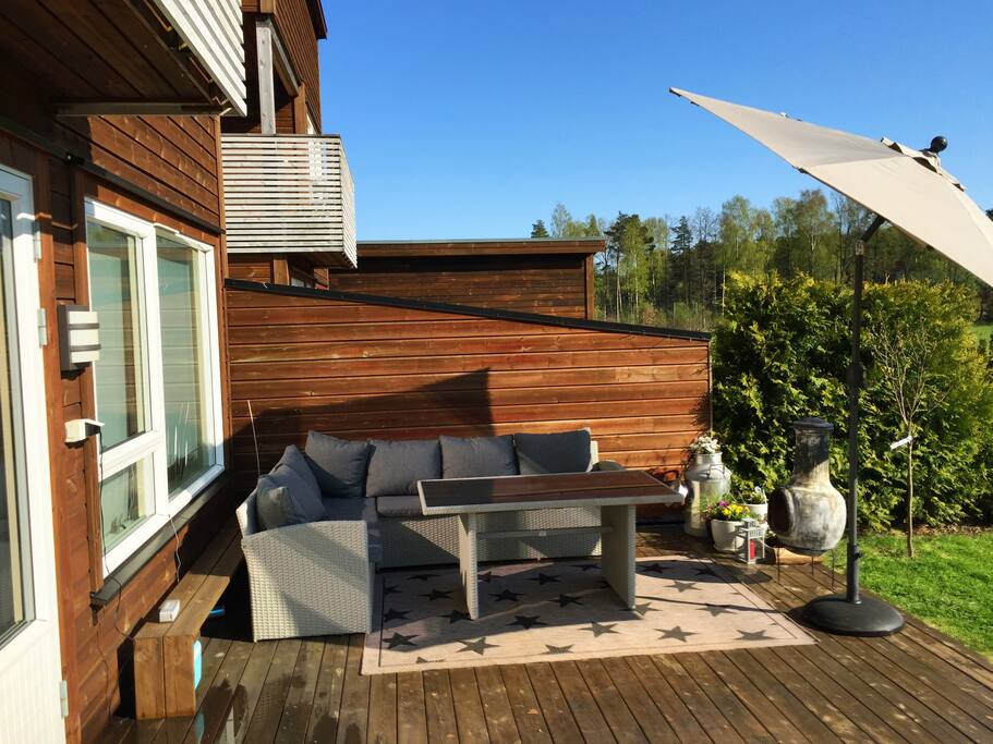 Koselig liten sittegruppe med særdeles gode solforhold. Kvelds sol til kl 21:30.