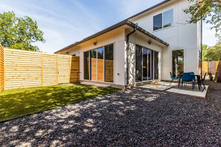 ☞Sleeps 16👈🏻Smart TVs in all Rooms | Keyless Entry gallery image 5