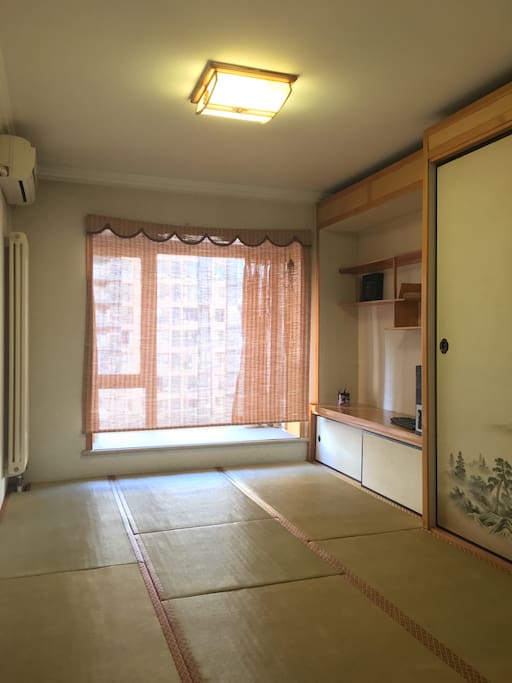 榻榻米客房,飘窗朝北花园景观