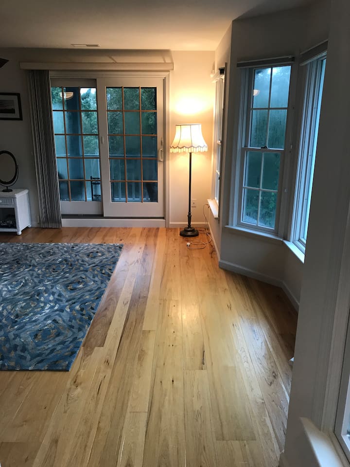 Pohľad na krátku chodbu (4’) do obývacej izby na treťom poschodí (16’ x 16’).