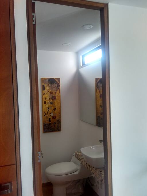 Baño social en el tercer cuarto piso