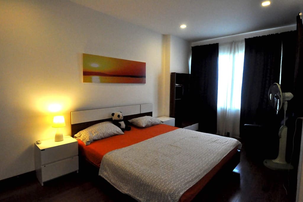 Large master bedroom with king-size bed (180x200cm) and attached bathroom