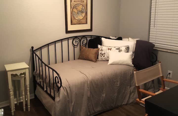 第二间卧室配有拉出式双人床