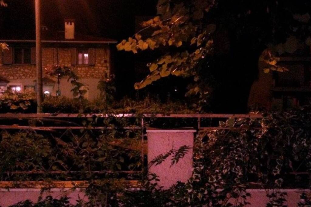 Η γειτονιά μας το βράδυ
