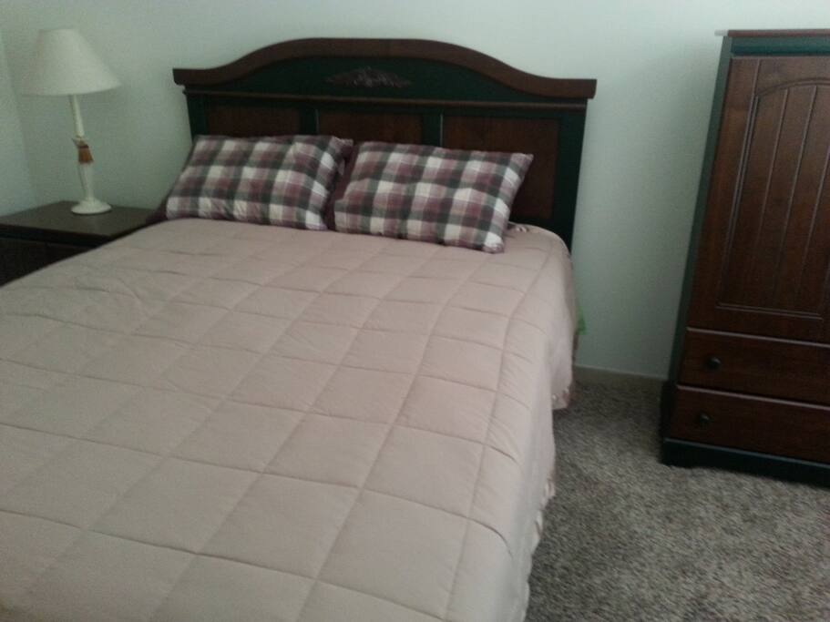 BR1 New queen bed with private bath within bedroom.