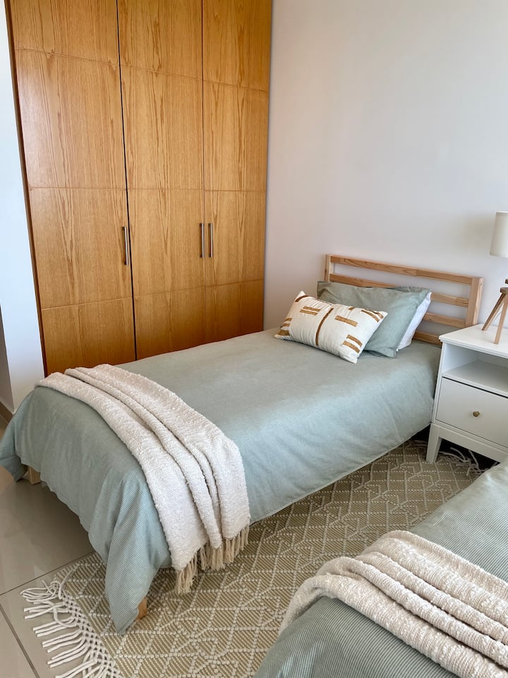 Chumba cha kulala cha mgeni cha 1, kina vitanda 2 pacha 