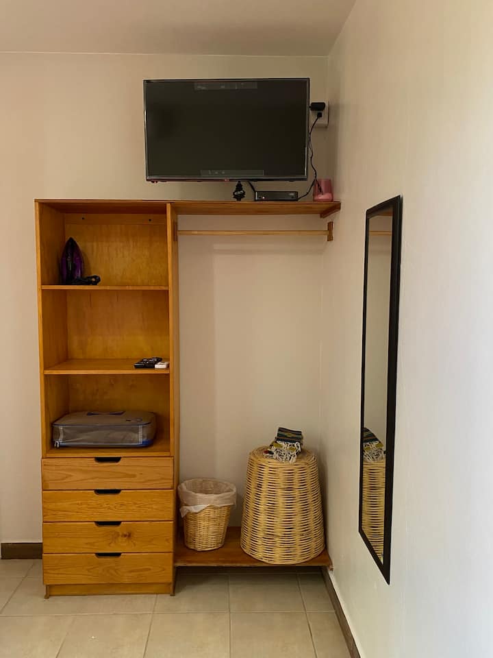 Habitación con closet y TV