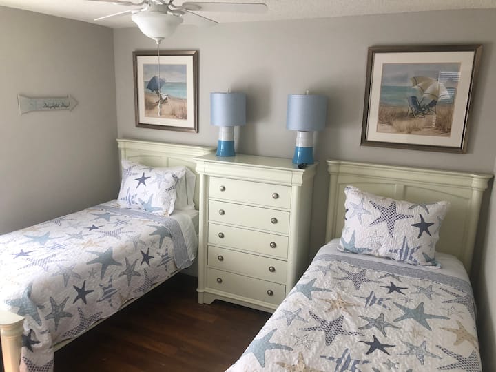 Dormitorio doble con TV HD de 43pulgadas.