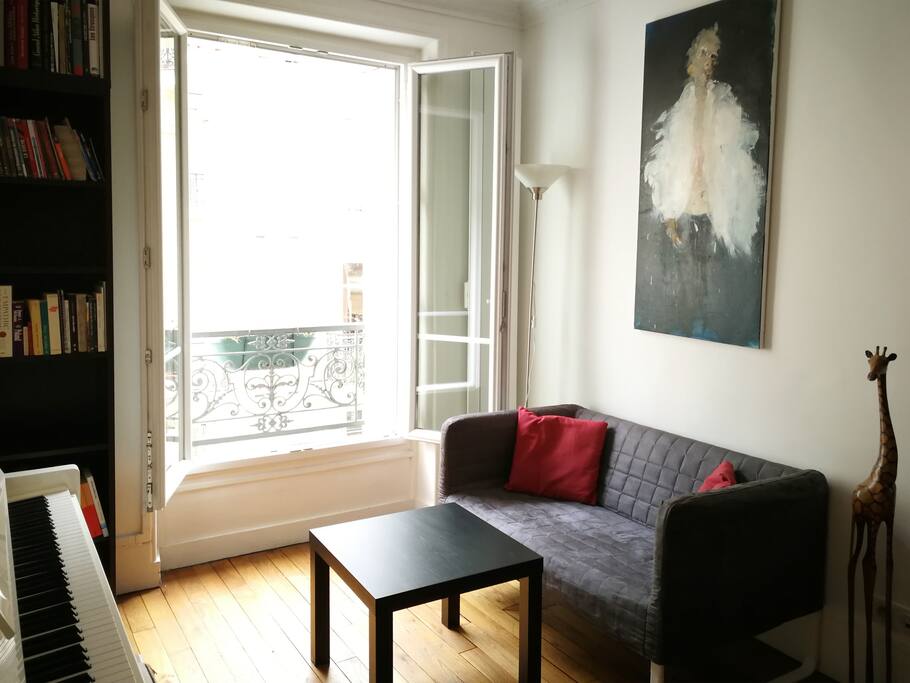 La fenêtre ouvre sur une rue calme