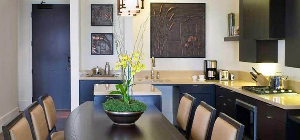 Luxury Bay View 2 bedroom suite with hotel service gallery image 3