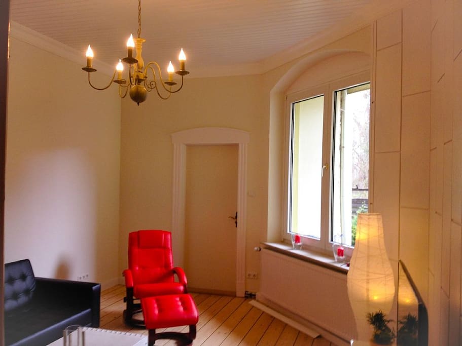 Wohnzimmer mit bequemen Relaxsessel