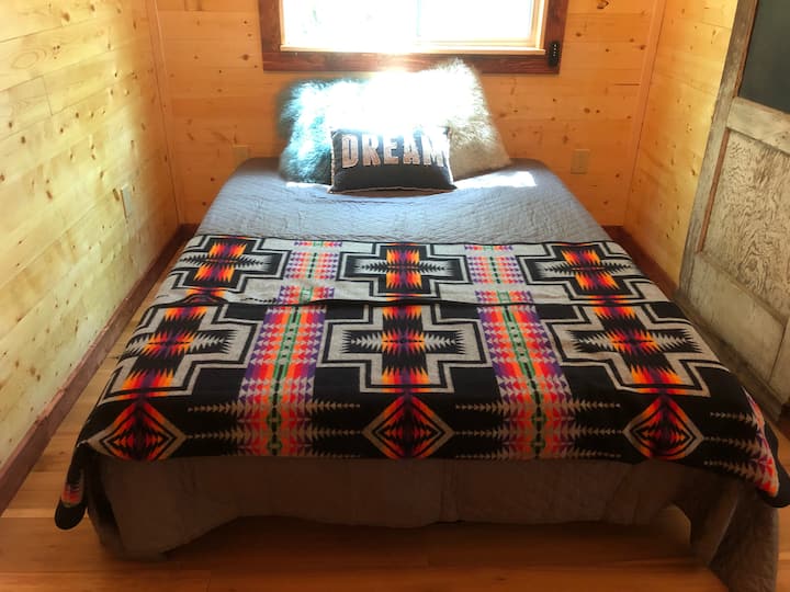 Snuggle into fabulously soft sheets on your queen size memory foam mattress & drift off to sleep listening to the creek roll by.