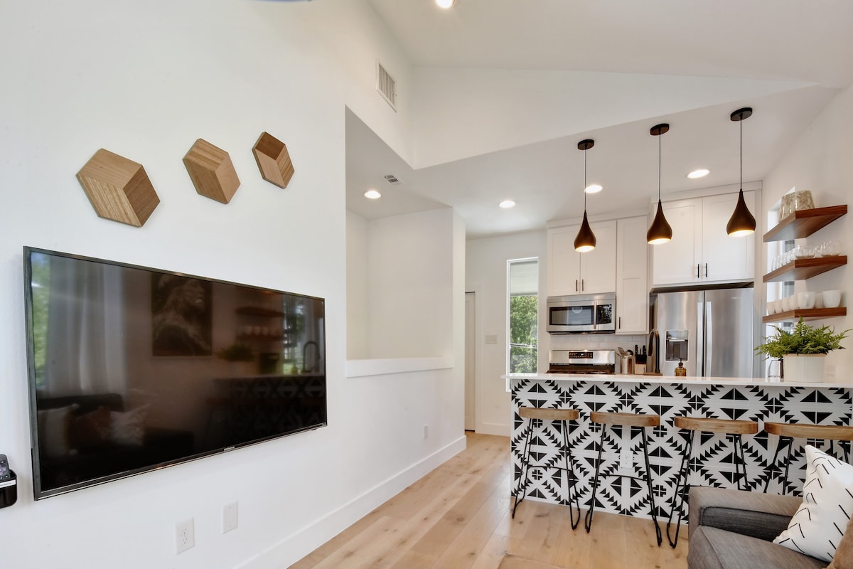 Bright + Chic Back House | Walk Downtown