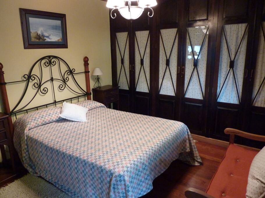 Habitación con cama de matrimonio