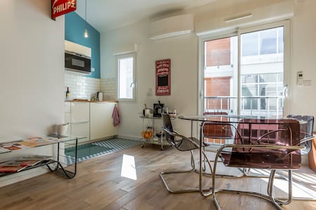 Bel appartement climatisé plein centre et parking.