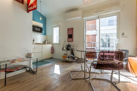 Beautiful air-conditioned apartment in the center and parking.