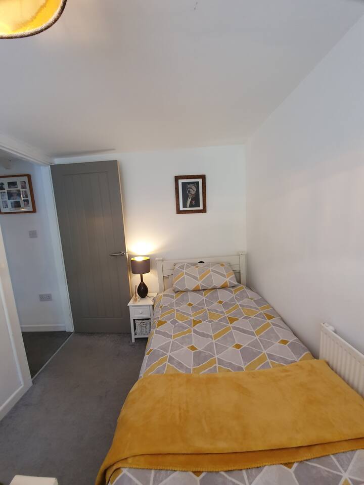 Single bedroom containing two single beds