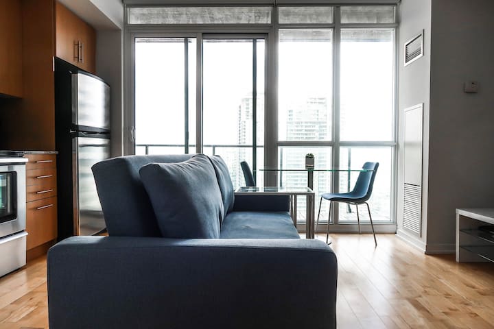 Chic, Modern condo downtown by Scotiabank Arena!