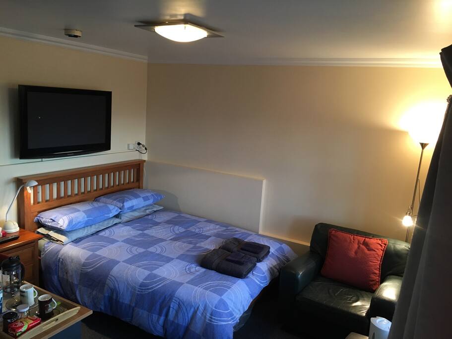 Slat bed with duvet